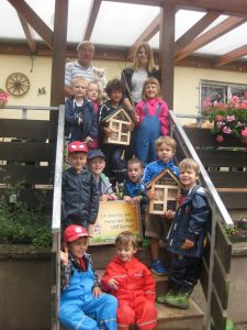 Herzogenauracher Kindergartenkinder bauen Insektenhotel